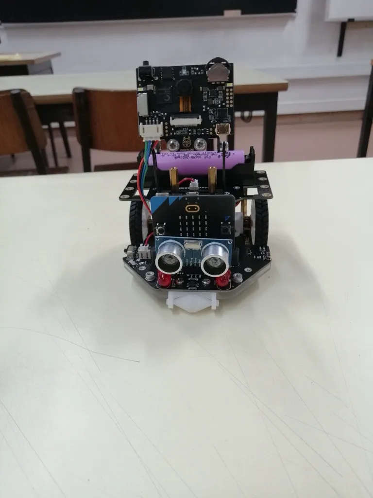 Robô MAQUEEN baseado em  Micro Bit